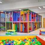 21b Niebieskie Z Basenem Krytym, Odkrytym, Sala Zabaw, Animacjami Poddabie